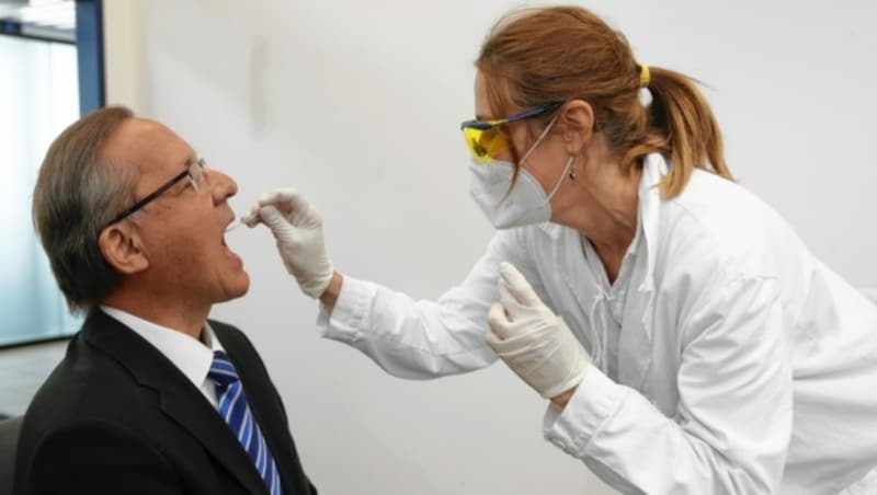 Airport-Chef Günther Ofner ließ sich auch auf das Coronavirus testen. (Bild: Reinhard Holl)