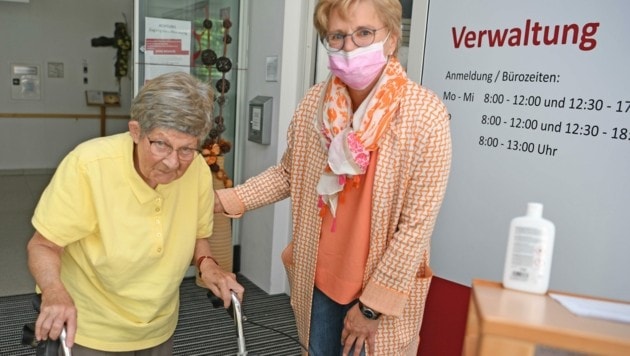 Pflegeheim St. Josef in Gmunden: Leiterin Doris Kollar-Plasser begleitet Maria Mohorko in die Besucherzone im Erdgeschoß. (Bild: Fellner Klemens)