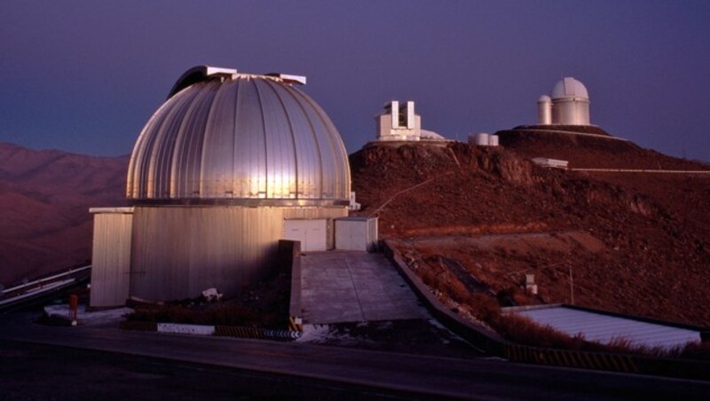 Das 2,2-Meter-Teleskop MPG (im Vordergrund) am La Silla Observatory der ESO in Chile (Bild: ESO/H.H. Heyer)