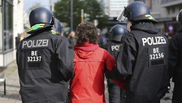Während nicht erlaubter Proteste am 1. Mai, kam es zu einem mutmaßlichen Angriff eines Polizisten auf eine Fernsehmitarbeiterin in Berlin. Das Fernsehteam hatte zuvor eine Festnahme gefilmt. (Bild: AP)