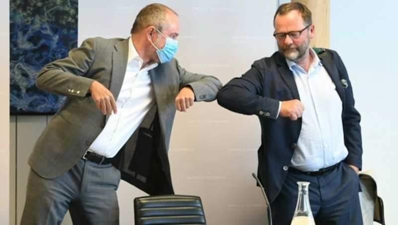 SPÖ-Kultursprecher Thomas Drozda und NEOS-Kultursprecher Sepp Schellhorn (Bild: APA/HELMUT FOHRINGER)