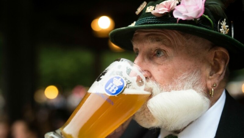 Am 18. Mai geht‘s los: Bier-Liebhaber dürften sich schon wieder auf das eine oder andere Weißbier in einem bayerischen Biergarten freuen. (Bild: APA/dpa/Matthias Balk)