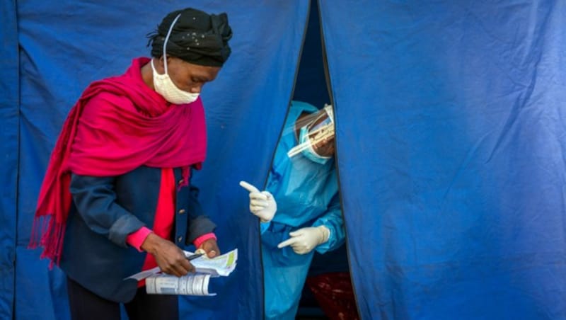 Die Versorgung mit Lebensmitteln und Wasser könnte laut einer Umfrage im Falle eines Lockdowns in Afrika schnell zum Problem werden. (Bild: AP)