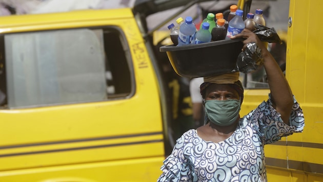 In Nigeria steigen die Infektionszahlen mit dem neuartigen Coronavirus derzeit zwar an, die Regierung hat dennoch Lockerungen der Ausgangsbeschränkungen beschlossen. (Bild: AP)