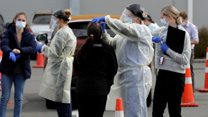 Kunden eines Supermarkts in Christchurch, die sich freiwillig einem Coronavirus-Test unterziehen (Bild: AP)