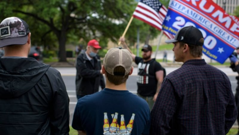 Viele Menschen in den USA demonstrieren für eine Wiedereröffnung des Landes. (Bild: APA/AFP/Mark Felix)