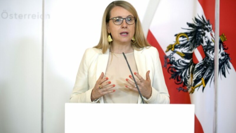 Wirtschaftsministerin Margarete Schramböck (Bild: APA/HERBERT PFARRHOFER)