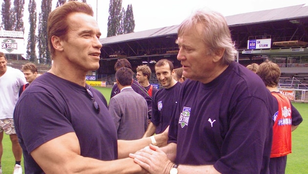 Arnold Schwarzenegger besuchte 1999 Sturm und Ivica Osim (re.) in der legendären Gruabn. (Bild: sepp pail)