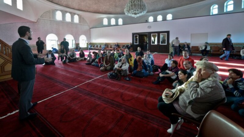 Ein Bild aus Vor-Corona-Zeiten: Tag der offenen Moschee im Islamischen Zentrum Wien (Bild: APA/HERBERT NEUBAUER)