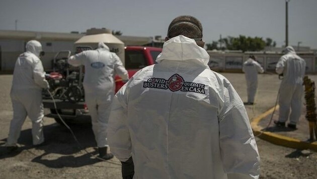 Sie ziehen durch die Straßen der Stadt Tijuana und kämpfen gegen die Ausbreitung des neuartige Coronavirus: die „Covid Busters“. (Bild: twitter.com/MundoTamaulipas)