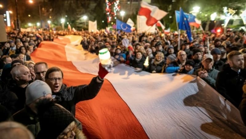 Protest in Warschau gegen die Justizreform der nationalkonservativen Regierung (Bild: APA/AFP/WOJTEK RADWANSKI)