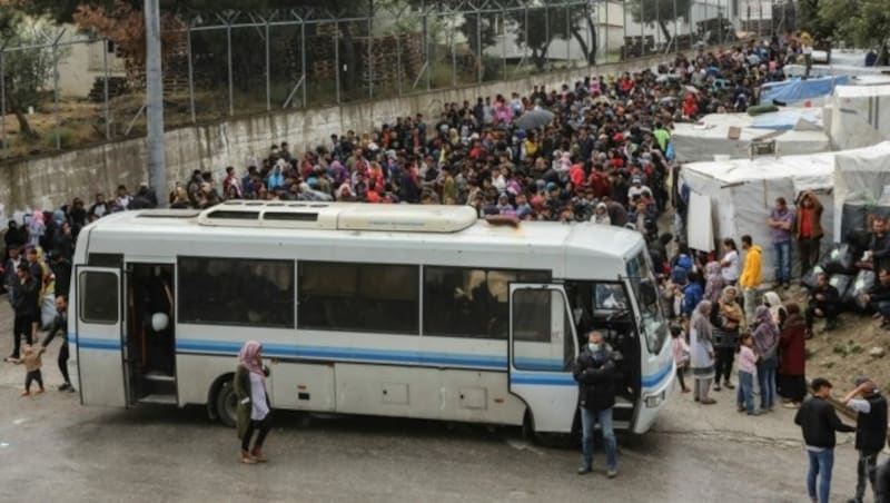 Mai 2020: Migranten warten auf ihren Transfer von der Insel Lesbos auf das griechische Festland. (Bild: APA/AFP/Manolis Lagoutaris)
