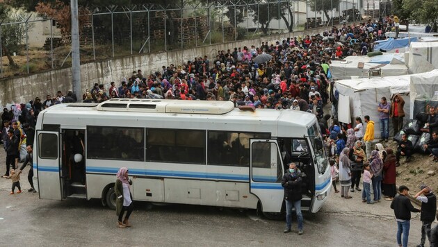 Mai 2020: Migranten warten auf ihren Transfer von der Insel Lesbos auf das griechische Festland. (Bild: APA/AFP/Manolis Lagoutaris)