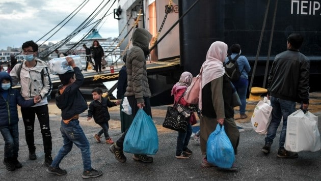 Die verschärften Kontrollen haben einen Monat lang Wirkung gezeigt, doch nun haben es erneut Migranten auf die Insel Lesbos geschafft. (Bild: APA/AFP/Louisa GOULIAMAKI)