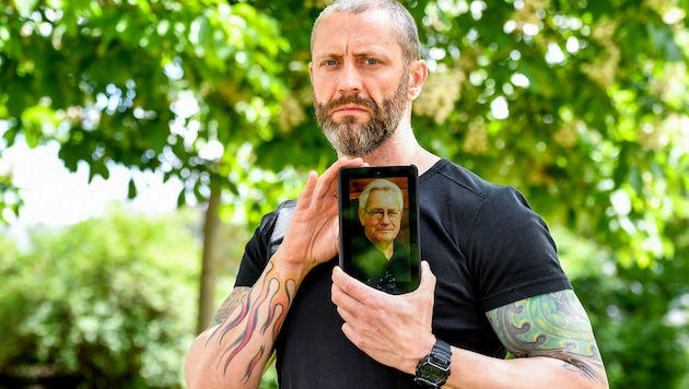 Max Haider zeigt ein Bild seines verstorbenen Vaters. (Bild: Harald Dostal)