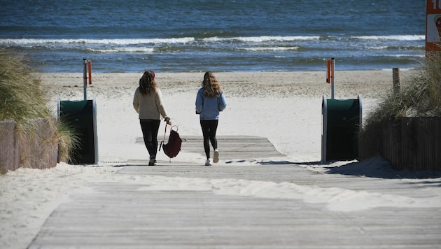 Junge Leute laufen zum Strand auf der Insel Usedom: Nach wochenlanger Abschottung wegen der Corona-Krise soll sich das Tourismusland Mecklenburg-Vorpommern nach Plänen der Landesregierung wieder öffnen. Vom 18. Mai an sollen Hotels, Pensionen und Ferienwohnungen für Einheimische öffnen, ab dem 25. Mai für Gäste aus ganz Deutschland. (Bild: APA/dpa-Zentralbild/Stefan Sauer)