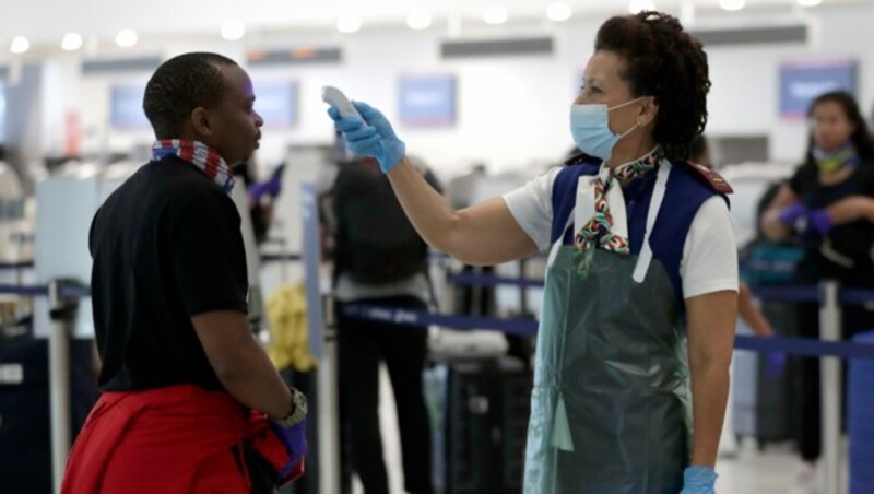 Regelmäßige Temperaturchecks, freie Plätze, Masken für Passagiere und Personal - für das Fliegen in Corona-Zeiten gibt es viele Vorschläge. Das Problem: Alle kosten die angeschlagenen Airlines Geld. (Bild: AP)