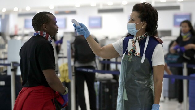 Regelmäßige Temperaturchecks, freie Plätze, Masken für Passagiere und Personal - für das Fliegen in Corona-Zeiten gibt es viele Vorschläge. Das Problem: Alle kosten die angeschlagenen Airlines Geld. (Bild: AP)