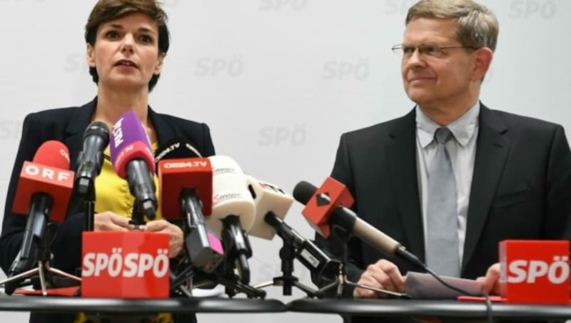 SPÖ-Chefin Pamela Rendi-Wagner (hier im Bild neben Bundesgeschäftsführer Christian Deutsch) wurde an der Parteispitze gestärkt. (Bild: APA/HELMUT FOHRINGER)