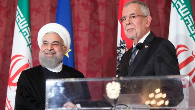 Bundespräsident Alexander Van der Bellen telefonierte am Mittwoch mit dem iranischen Präsidenten Hassan Rouhani und zeigte „Verständnis für den Wunsch nach Lockerungen von Sanktionen“. (Bild: APA/GEORG HOCHMUTH)