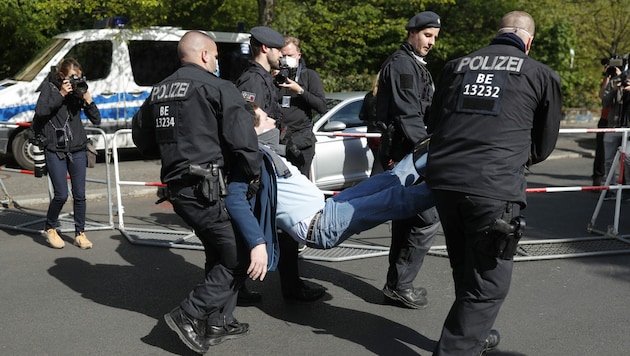 Nachdem es erst am vergangenen Samstag einen ähnlichen Zwischenfall in Berlin gegeben hatte, wurde am Mittwoch wieder ein Kameramann bei einer Demonstration gegen die Corona-Maßnahmen tätlich angegriffen. Die Polizei nahm den Mann daraufhin fest. (Bild: AFP)