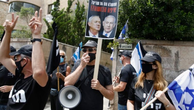 Proteste gegen Premierminister Benjamin Netanyahu und seinem ehemaligen Konkurrenten Benny Gantz (Bild: AFP)