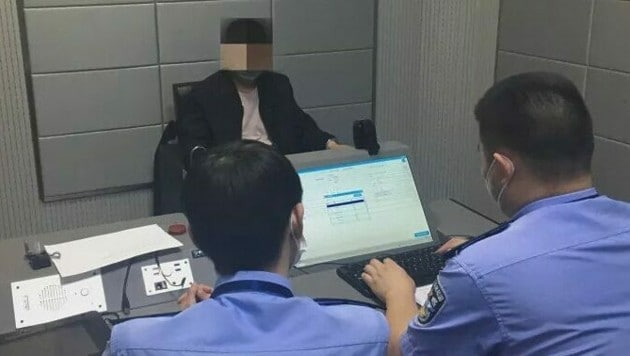 Nach 24 Jahren hat sich ein flüchtiger Mörder gestellt, weil er kein Smartphone mit den verpflichtenden QR-Codes hat. (Bild: Hangzhou Police)