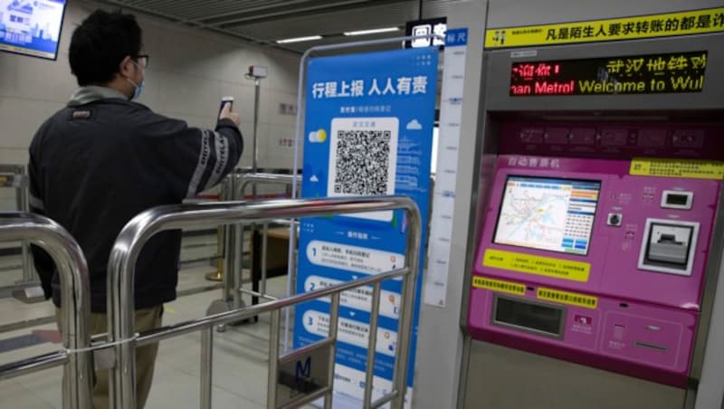 Ohne einen grünen Code am Handy bleibt Chinesen eine Fahrt mit der U-Bahn - wie hier in Wuhan - verwehrt. (Bild: AP)