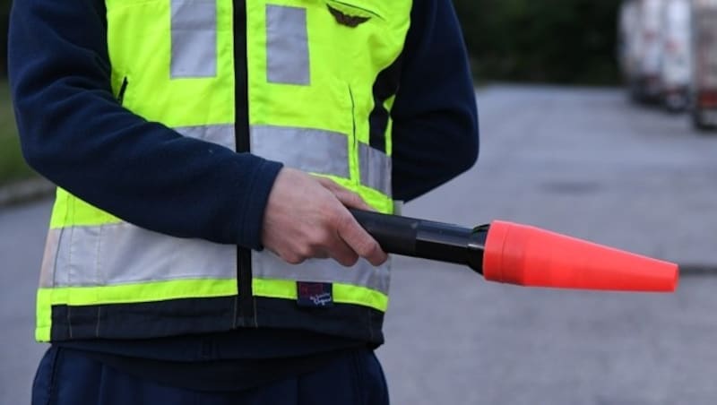 Erst die Polizei konnte den Schlepperwagen anhalten (Symbolbild) (Bild: P. Huber)