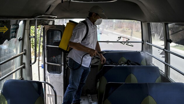 El Salvador desinfizierte bereits Anfang April Busse, um die Ausbreitung von SARS-CoV-2 einzudämmen. (Bild: AFP)