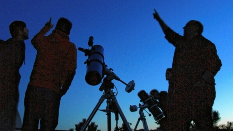 Die Sternbilder beobachten Martin und Rod durch das Teleskop in Michelbach. (Bild: Verein ANTARES NÖ Amateurastrono)