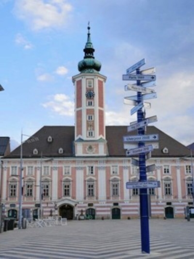 Rathaus St. Pölten: Hier beginnen die Freunde ihre Tour. (Bild: Beatrice Weisgram)