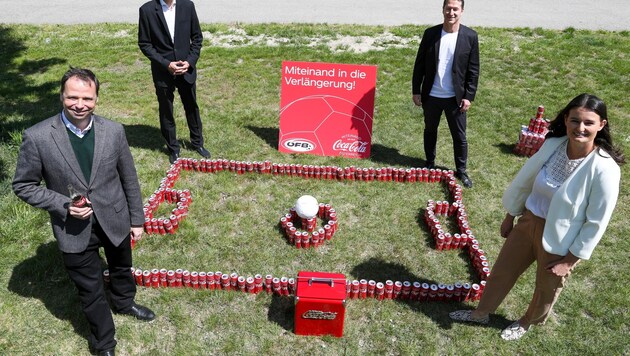 Philipp Bodzenta (Coca Cola), Bernhard Neuhold (ÖFB), Teamchef Franco Foda und Lisa-Maria Moosbrugger (Coca Cola). (Bild: GEPA )