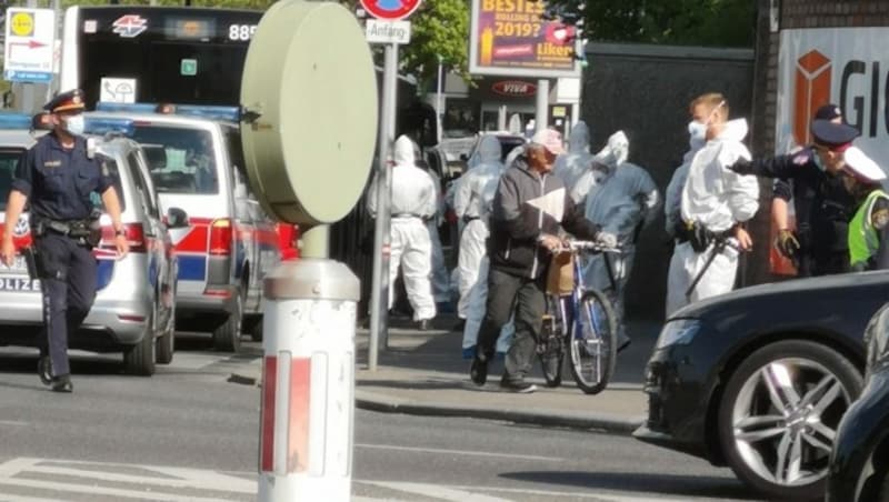 Der Begleiteinsatz der Polizei bei der Überstellung der Asylwerber (Bild: Leserreporter)