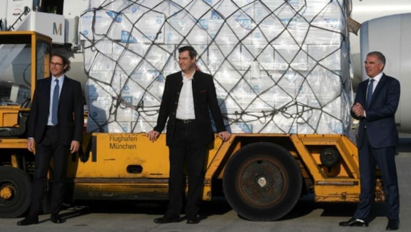 V. l.: Der deutsche Infrastrukturminister Andreas Scheuer, der bayerische Ministerpräsident Markus Söder und der Lufthansa-CEO Carsten Spohr bei der Anlieferung von 8 Millionen Schutzmasken. (Bild: AFP)