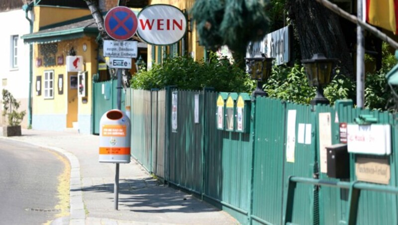 Die Bilder von geschlossenen Gaststätten, wie bei diesem Heurigen in Wien-Grinzing, werden ab nächster Woche zunächst einmal der Vergangenheit angehören. (Bild: AP)