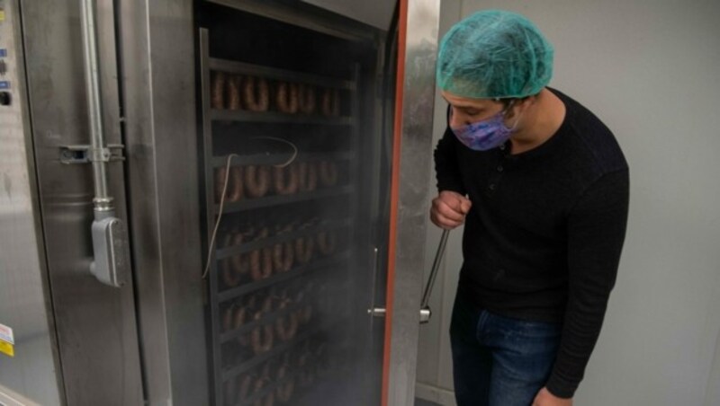 In einer westdeutschen Fleischfabrik wurden 200 Mitarbeiter auf das neuartige Coronavirus getestet. Der Test fiel bei 129 Personen positiv aus. Insgesamt arbeiten in der Fabrik 1200 Mitarbeiter. (Bild: AFP)