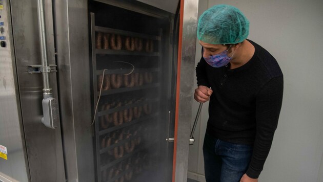In einer westdeutschen Fleischfabrik wurden 200 Mitarbeiter auf das neuartige Coronavirus getestet. Der Test fiel bei 129 Personen positiv aus. Insgesamt arbeiten in der Fabrik 1200 Mitarbeiter. (Bild: AFP)