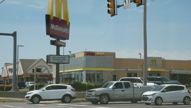In diesem McDonald‘s-Restaurant in Oklahoma City eröffnete eine Frau das Feuer und verletzte drei Mitarbeiter. Sie war wütend, weil der Restaurantbereich aufgrund der Corona-Pandemie gesperrt war. (Bild: AP)