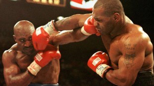 Mike Tyson no solo repartió, también lo tomó duro.  (Imagen: AFP)