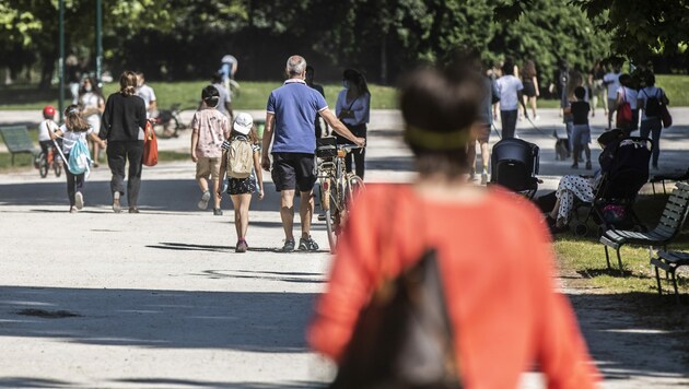 Passanten im Sempione Park in Mailand am 7. Mai 2020 (Bild: AP)