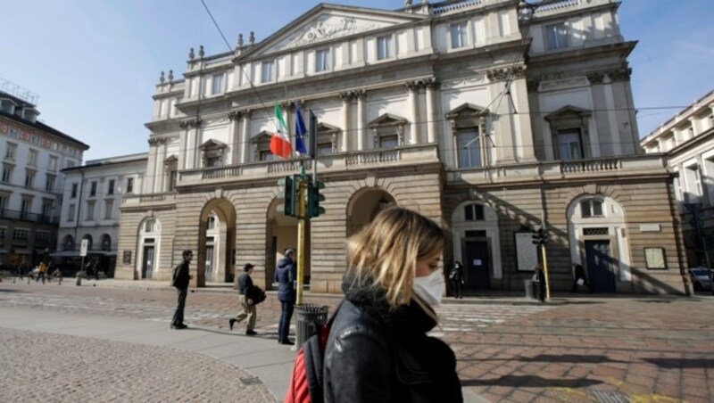 Das weltberühmte Opernhaus Scala in Mailand: Der Bürgermeister der Stadt zeigte sich empört über Menschen, die Abstandsregeln nicht einhielten. (Bild: AP)