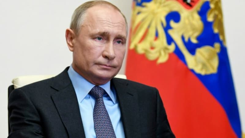 Guter Rat teuer: Kremlchef Putin lässt am Videoschirm seine Sorgen deutlich erkennen. (Bild: AP)