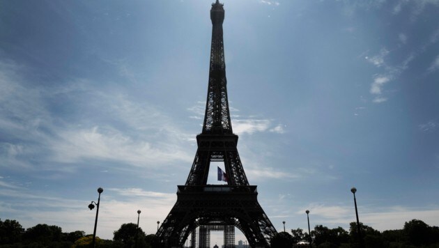 Der Eiffelturm in Paris wurde wegen einer Bombendrohung evakuiert. (Bild: The Associated Press)