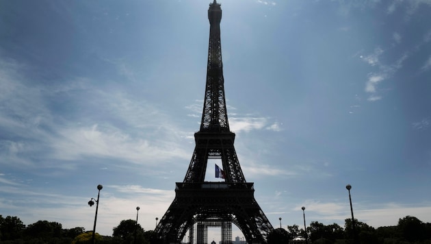 Der Eiffelturm in Paris wurde wegen einer Bombendrohung evakuiert. (Bild: The Associated Press)