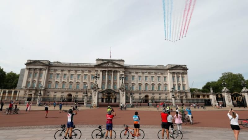 Wie schon ihr Vater, möchte sich Queen Elizabeth II um 21 Uhr an das britische Volk wenden. (Bild: The Associated Press)