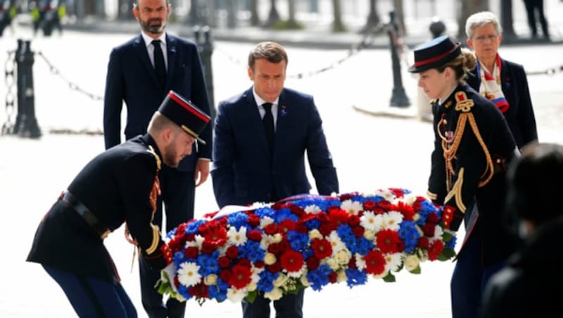 Frankreichs Präsident Macron bei der Kranzniederlegung. (Bild: The Associated Press)