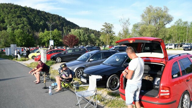 Der Parkplatz beim Arneitz-Village am Faaker See war Freitag bereits voller Boliden und GTI-Fans aus ganz Österreich. (Bild: Sobe Hermann)