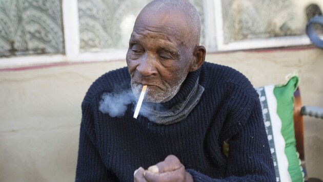 Fredie Blom, einer der ältesten Menschen der Welt, genießt an seinem 116. Geburtstag eine Zigarette in seiner Heimat Delft, in der Nähe von Kapstadt in Südafrika. (Bild: AFP )