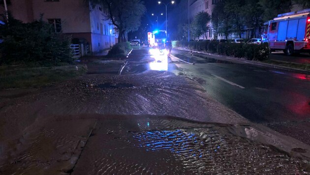 Die Straße war überschwemmt. (Bild: FF Hauptwache Klagenfurt)